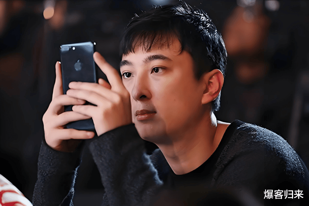 王思聪形象大变,独自看女儿照片显颓废,父爱涌现引关注