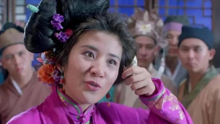 靠导演男友给饭吃？再看59岁吴君如的处境，海清的话终于得到验证