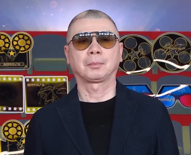 微博电影之夜,被笑不露齿的蒋勤勤惊艳,身材丰满有料艳压群芳