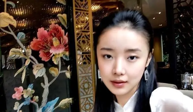 她是倪妮眼中钉！曾被张艺谋力捧，后嫁富豪卷款61亿逃跑国外