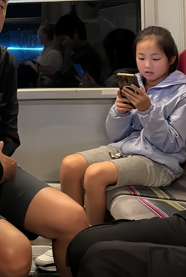 55岁董勇巴黎被偶遇,满头白发长胡子又老又胖,妻女玩手机太入迷