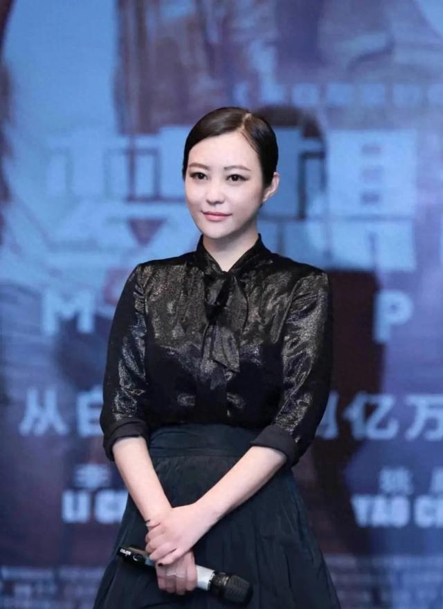 郝蕾减肥成功换了新风格，穿衬衫长裙走优雅风美的像换个人