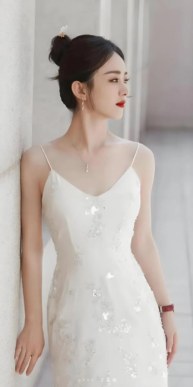 赵丽颖白色吊带裙出席活动,犹如落入凡间的星辰