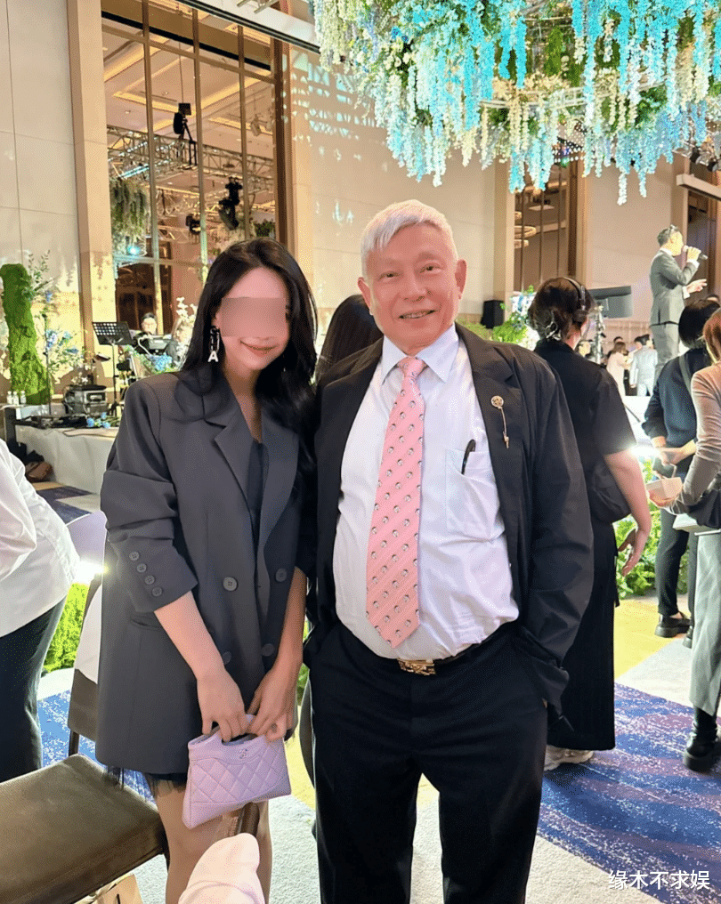 萧敬腾婚礼内场：51岁新娘生图太年轻，女宾客和新郎合影惹争议！