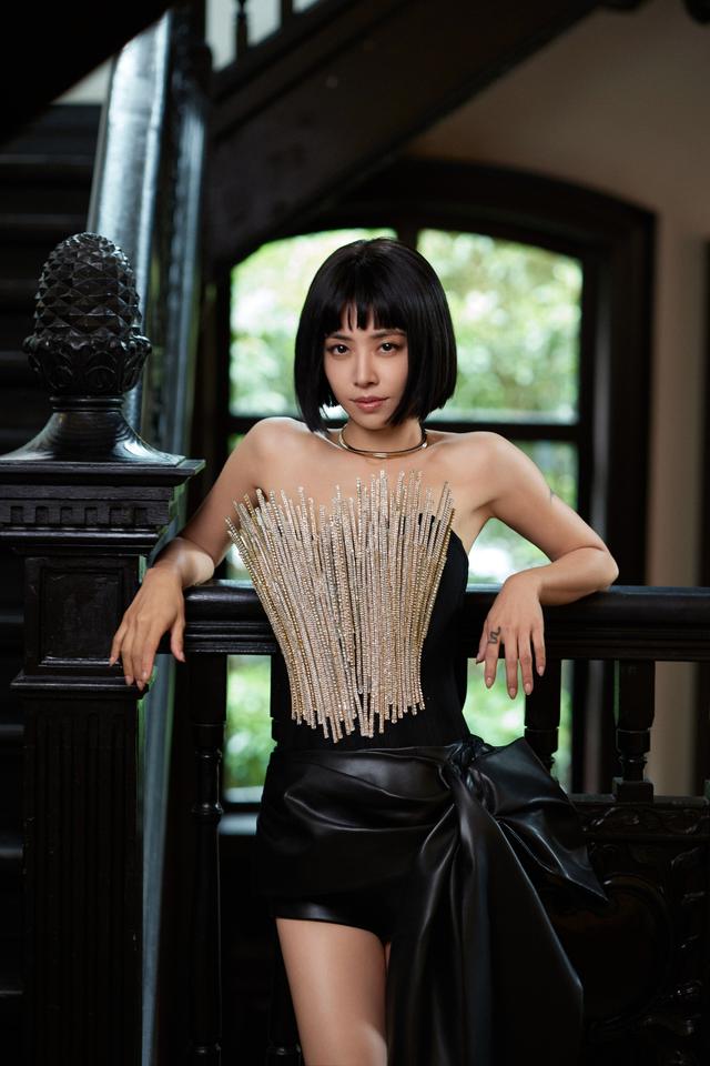 蔡依林星闪抹胸皮裙干练酷飒