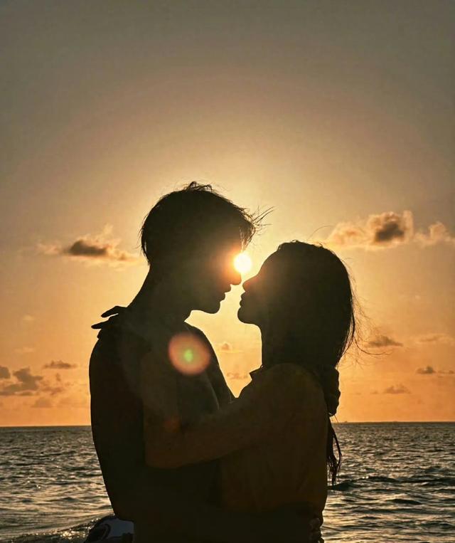 恭喜!黄子韬徐艺洋官宣恋情,海边浪漫拥吻:愿我们永远是我们