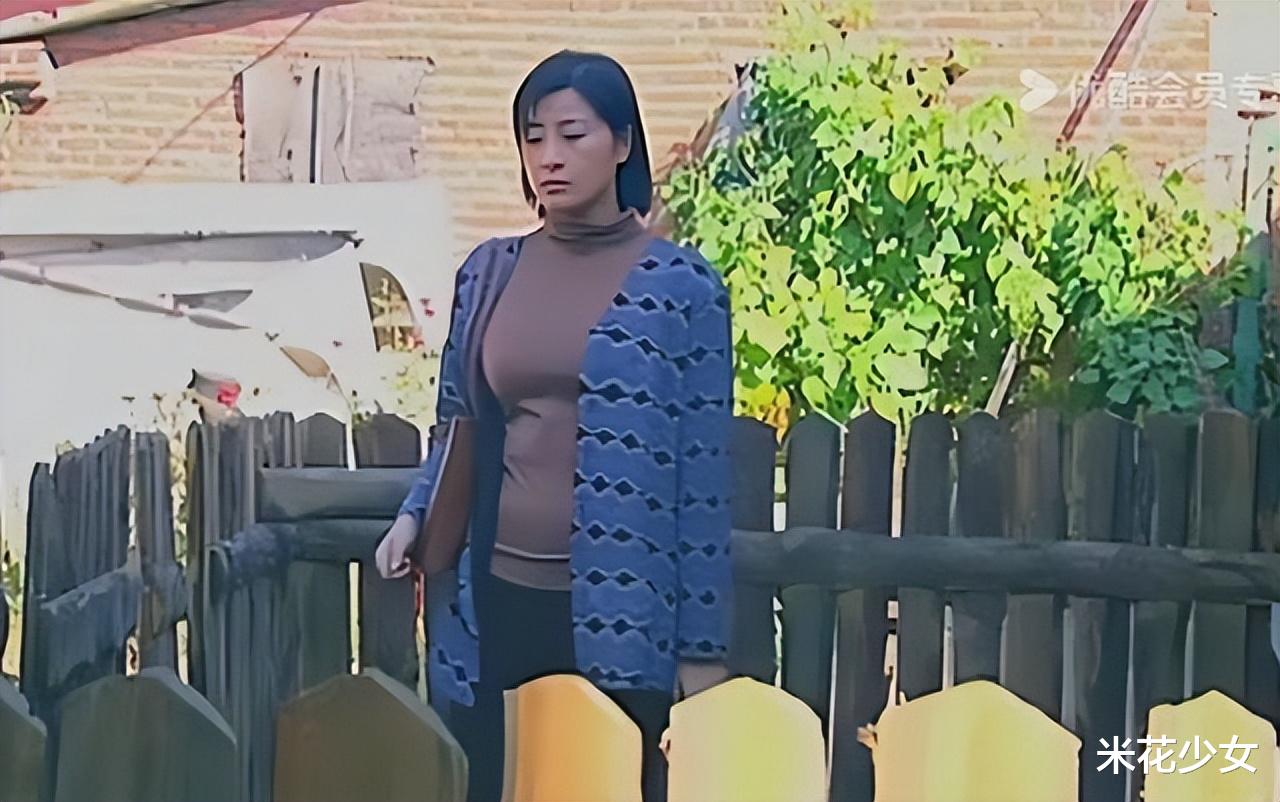 马小翠身穿瑜伽裤秀大长腿，网友感叹不愧是《马大帅》四美之首