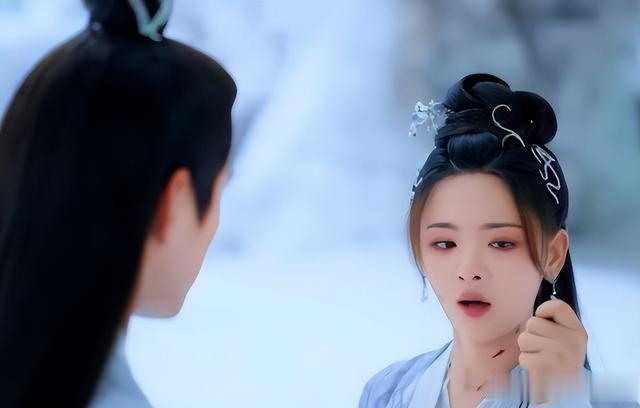 上海这一夜，妖艳四射的杨超越，败给了全裏出镜的李沁和张小裴