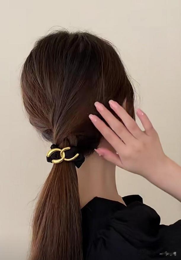 中年女人尽量别披头散发，没气质！今年流行这3种扎发，高级减龄