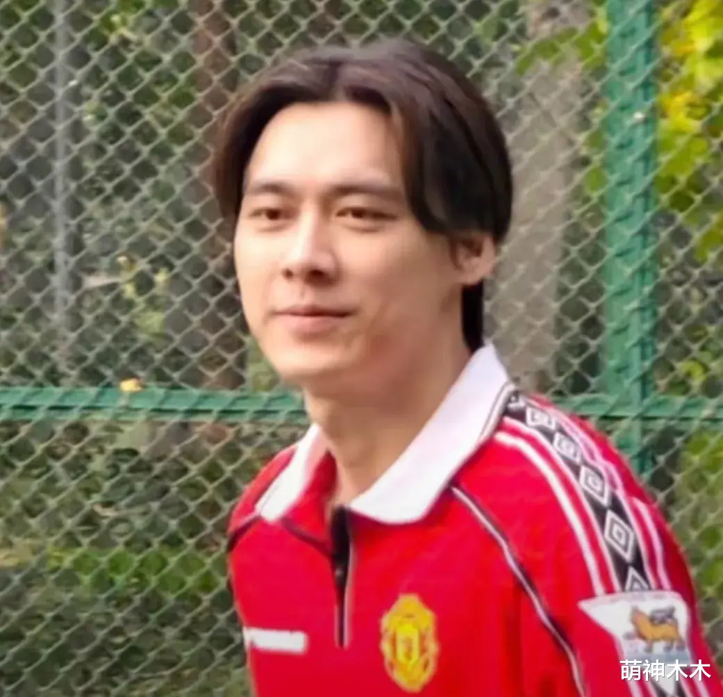 李易峰现身日本被偶遇,瘦了太多彻底变素人,无人围观淡定走机场