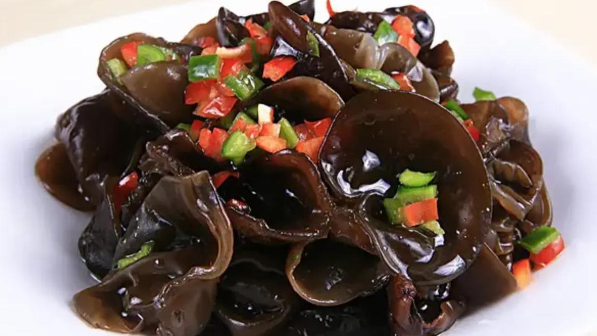 泡木耳，不要只用清水，多加2样，十分钟泡发，木耳又大又干净