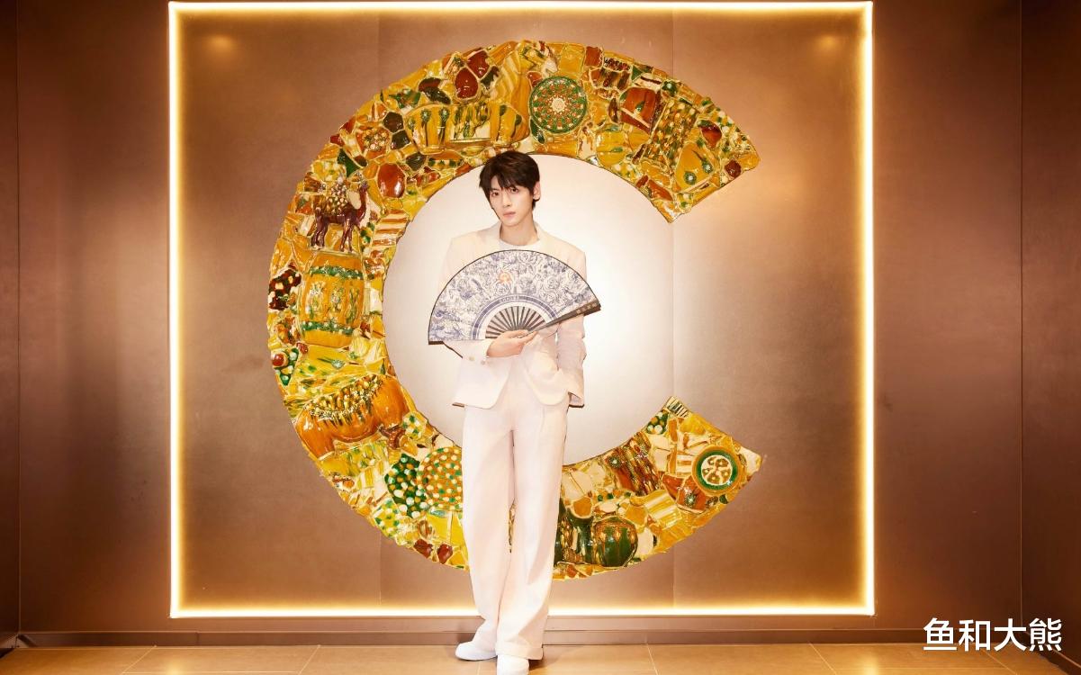 208w又闹笑话!翟潇闻品牌活动为竞品宣传,周边下架面临高额赔偿