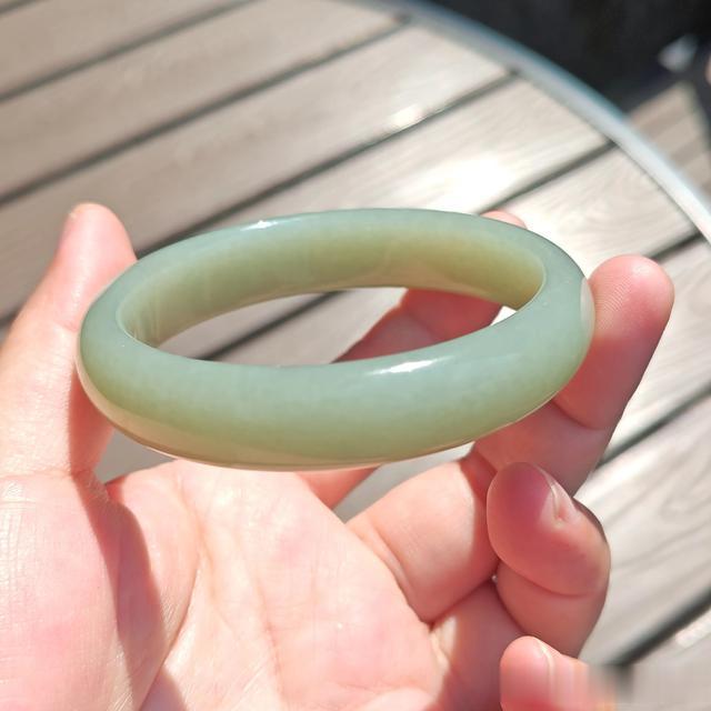 一点豆青色｜53.7mm圈青玉素镯