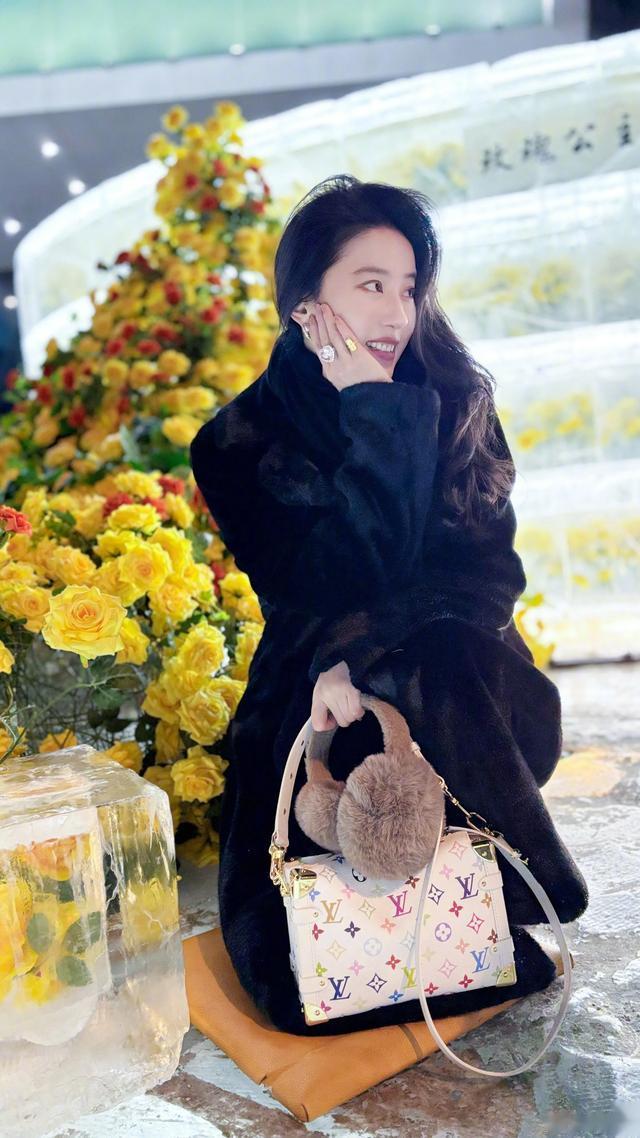 刘亦菲去哈尔滨看黄玫瑰了，穿着肉色打底裤保暖为上啊