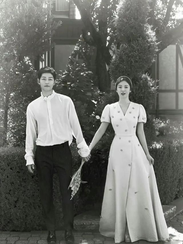 离婚多年宋慧乔与宋仲基在百想艺术大赏再度同框，再现双宋夫妇