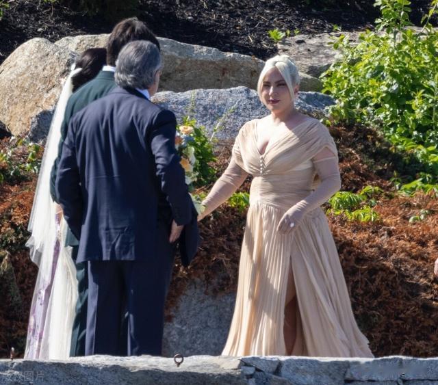 Lady Gaga和男友现身参加妹妹婚礼,小腹凸起被粉丝猜测怀孕