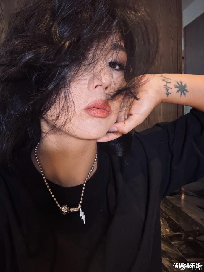 何洁瘦身成功后愈发自信,晒怼脸拍美到不敢认,全包眼线个性养眼