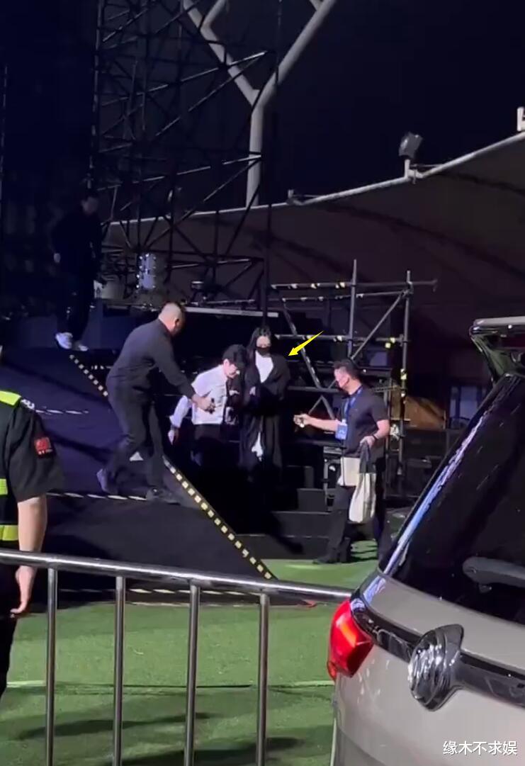 李健要当爸爸了？孟小蓓半年胖30斤疑怀孕，李健小心搀扶妻子！