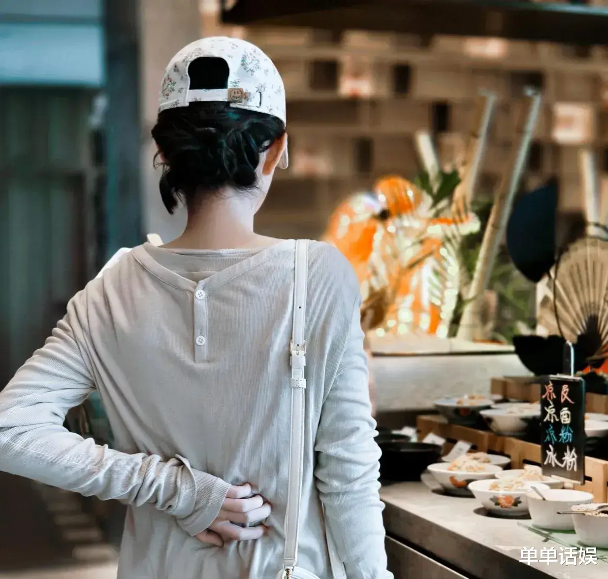 赵丽颖的休闲时光,身穿半身裙打扮休闲,微笑选寿司,难得惬意