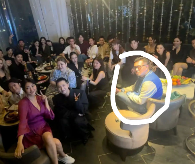 杨幂刘亦菲谷爱凌晚宴同框！一神秘男子稳坐C位抢眼，身份不简单