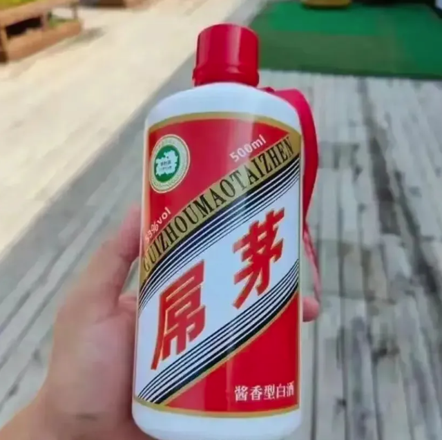 刚刚曝光的新款“小米SU7”,把全国网友都看懵了