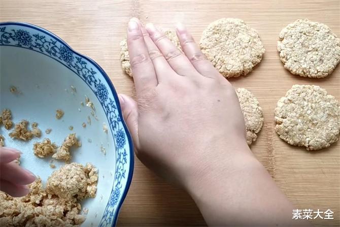 不用烤箱,不用糖,教你做燕麦饼干,酥脆可口,减肥必备