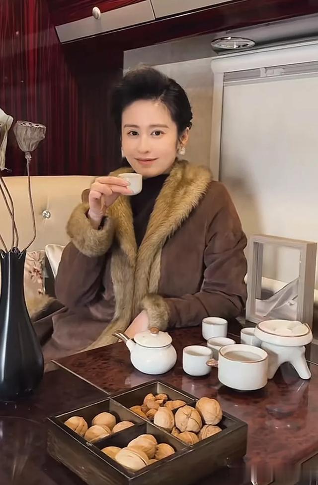 付辛博老婆晒百万奔驰房车,冰箱双人床沙发一应俱全,颖儿享福了