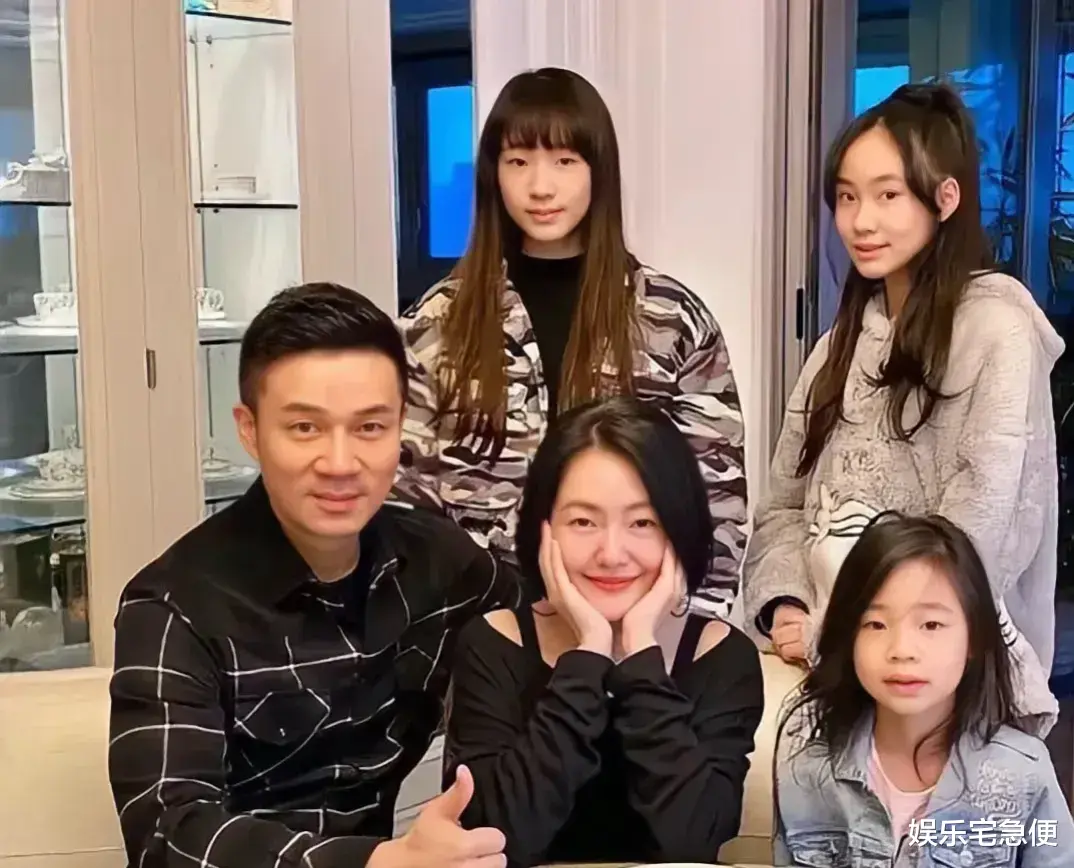 小S送女儿去美国上学,穿十年前旧衣很节俭,许雅钧帮忙挑热水壶