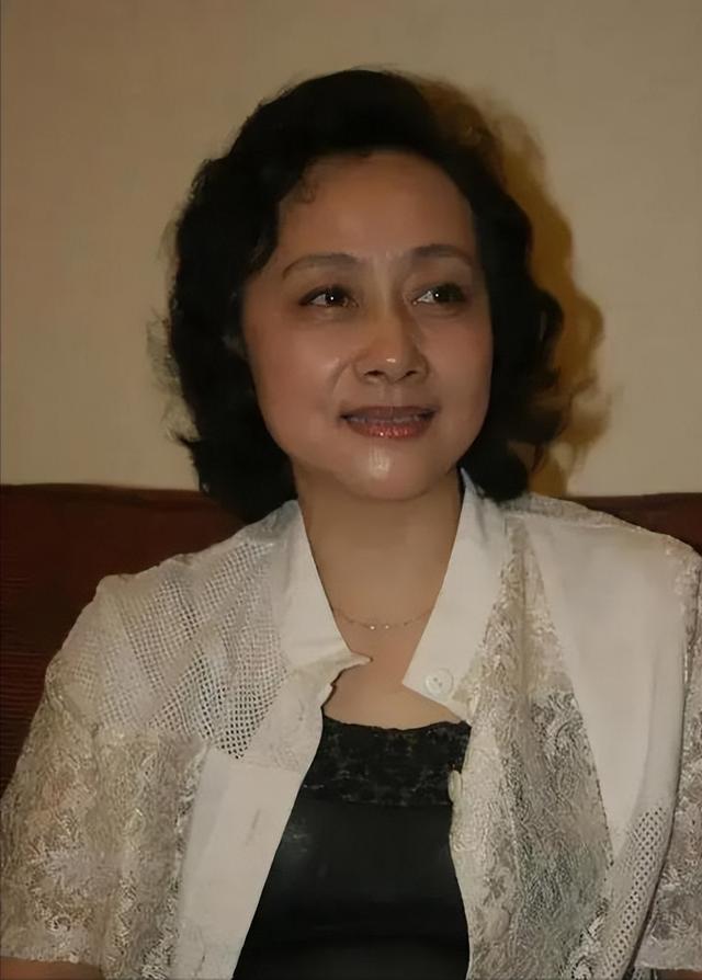 她一嫁演员祝延平,二嫁杜淳老爸杜志国,如今与儿子相依为命