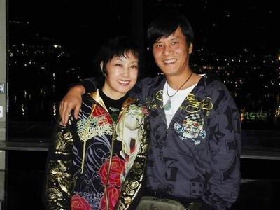 当71岁刘晓庆和74岁王馥荔同框,科技脸对比下,才知自然老去多美