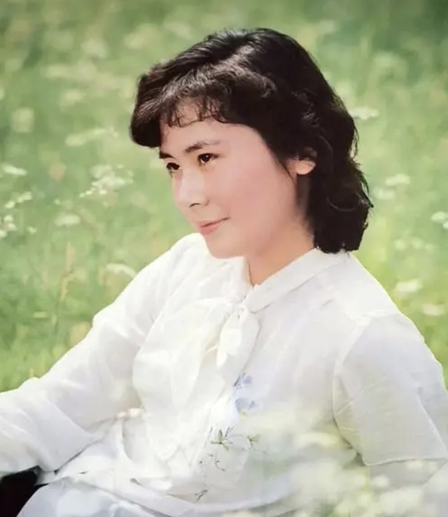 她是著名的国家一级演员，被特许享正军级待遇，如今仍是单身