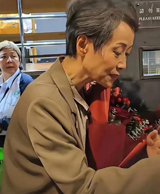 61岁叶童香港行生图，身躯佝偻、满脸皱纹，不老女神只是美颜强大