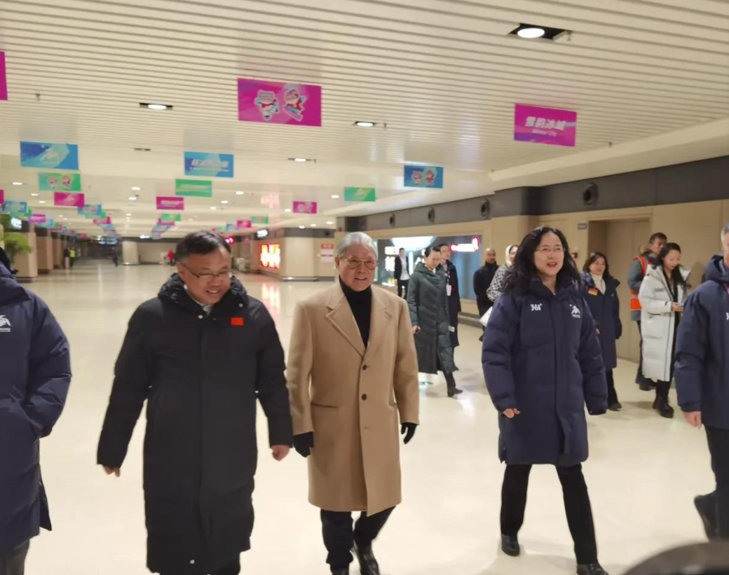 郭晶晶公公现身哈尔滨！穿咖色风衣彰显精英范儿，霍启刚夫妇也在