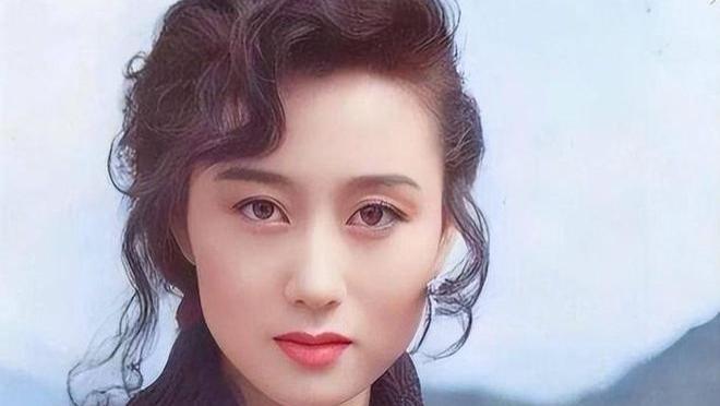 李连杰妻子利智短发造型，高领毛衣，红色外衣，年轻漂亮有气质