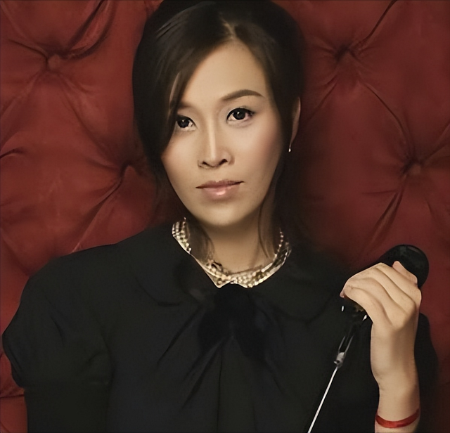 那英躲在泰国不敢回国，疑卖豪宅要出国定居，她已经付出了代价