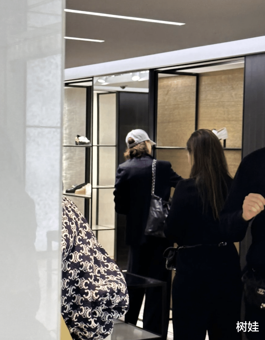 59岁张曼玉长居伦敦外出购物，豪爽买万元大衣，为店员签名好窝心