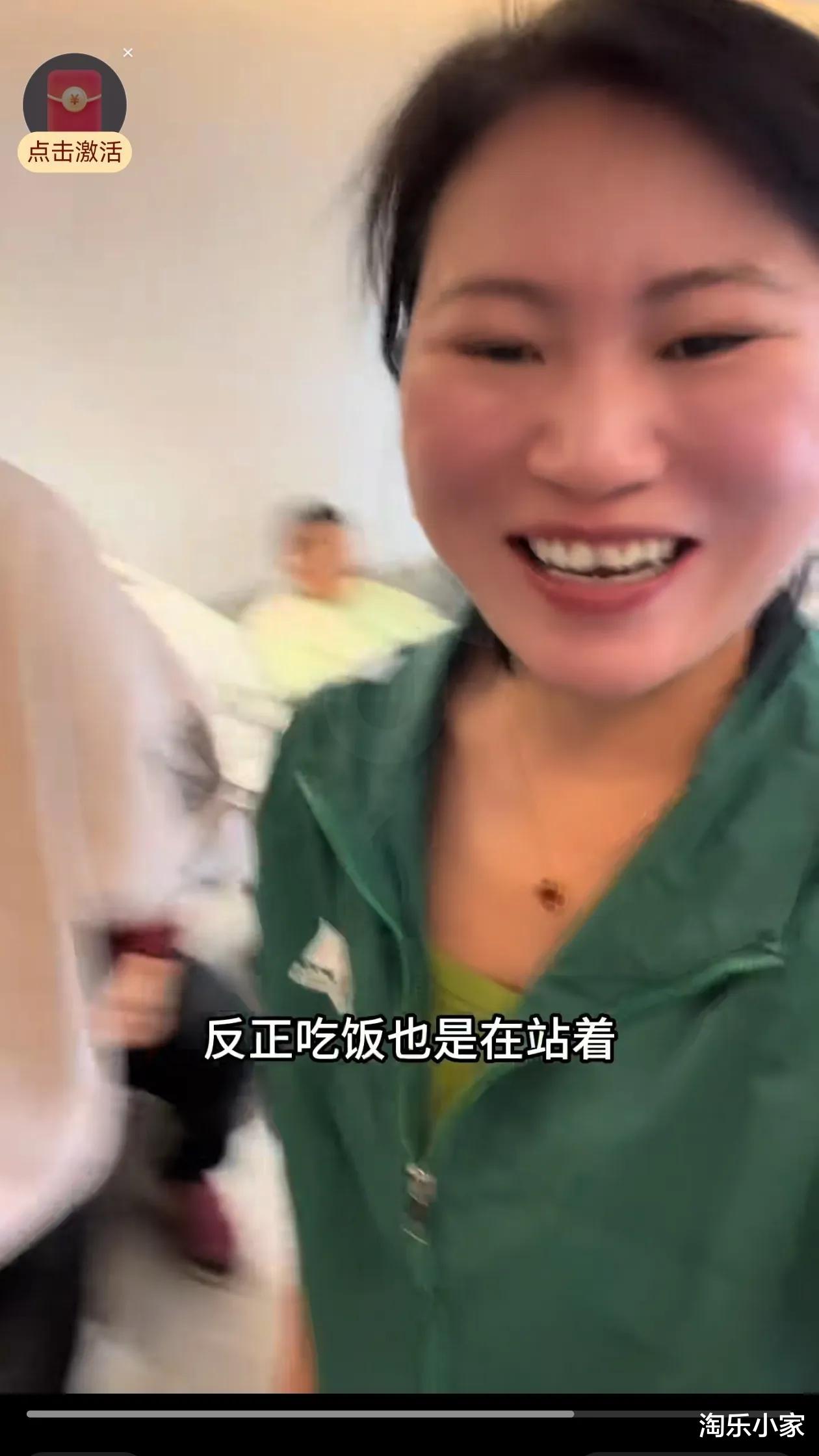 岳云鹏参加家庭聚餐坐主位，全家人忙前忙后，他一脸严肃发红包！