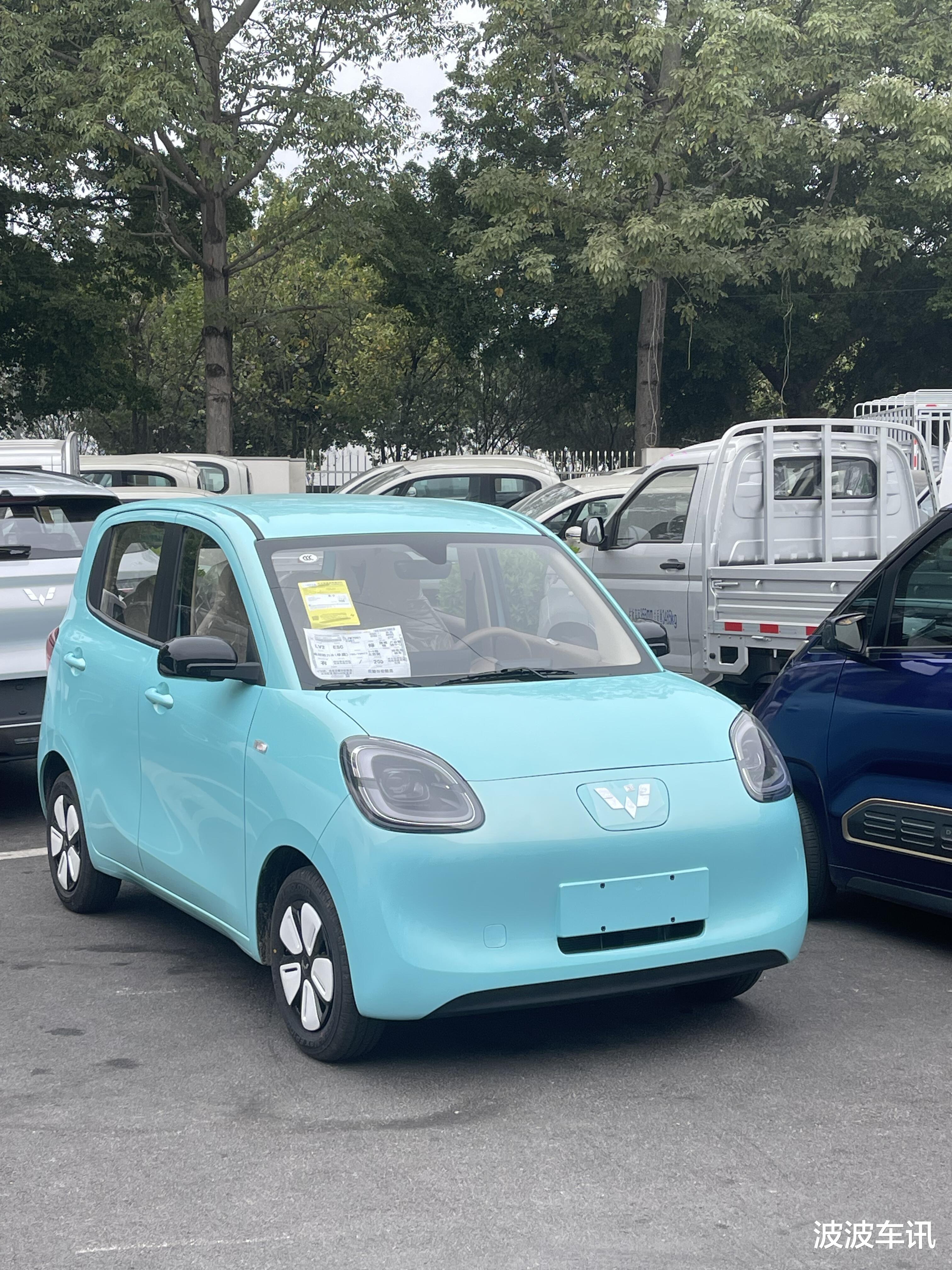 全新五菱宏光MINIEV四门版实车到店，外观柔和而动感