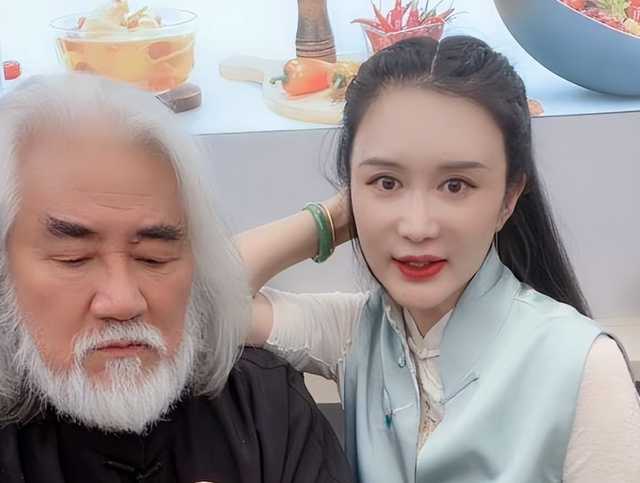 深扒之下,找到了杜星霖甘愿为张纪中忍受“钢丝穿乳”之痛的原因