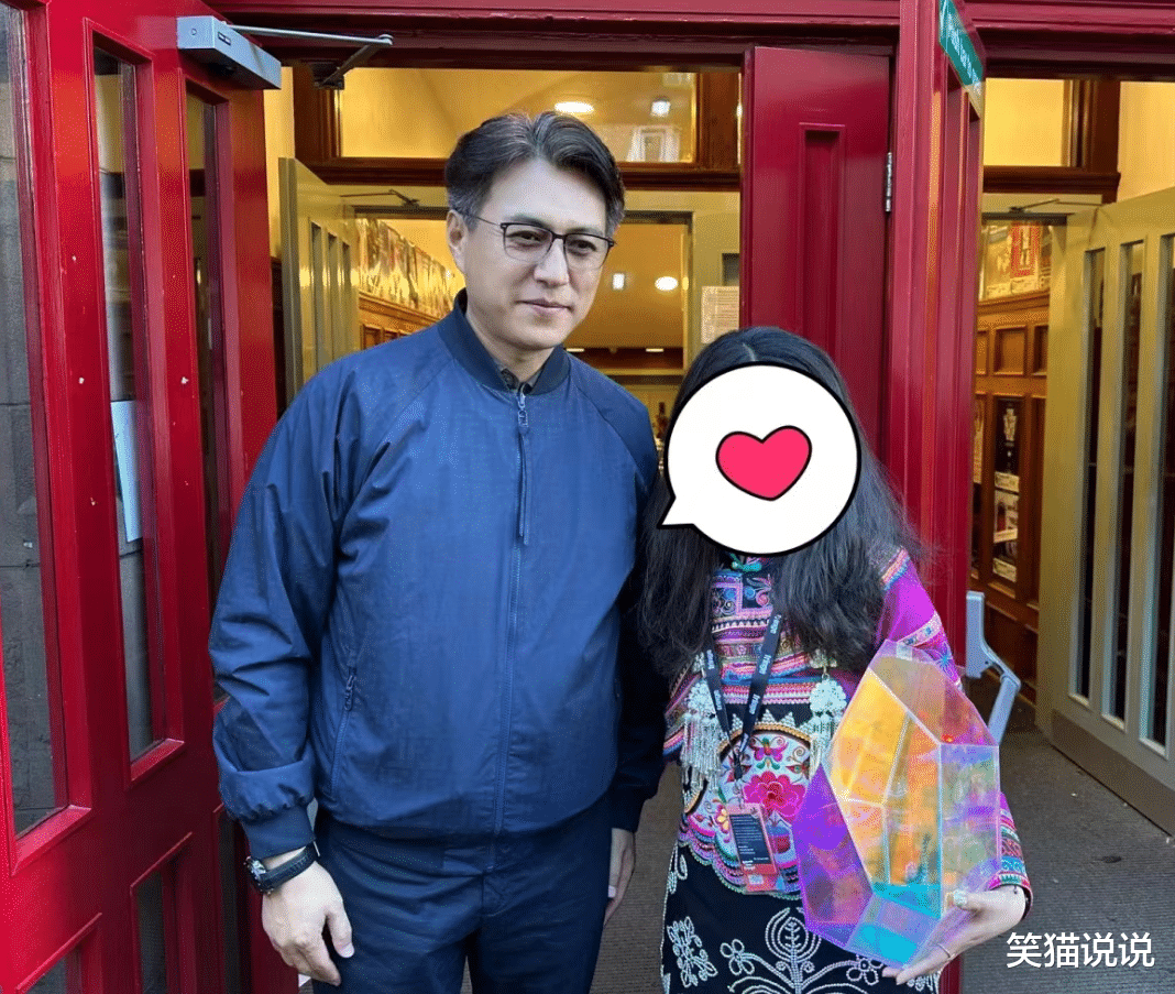 网友英国偶遇靳东,头发花白气质儒雅,略微发福显啤酒肚