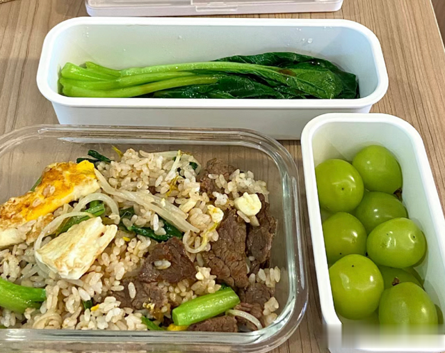 浙江女子带饭上班，同事议论不已，老板坦言：再带饭就别干了