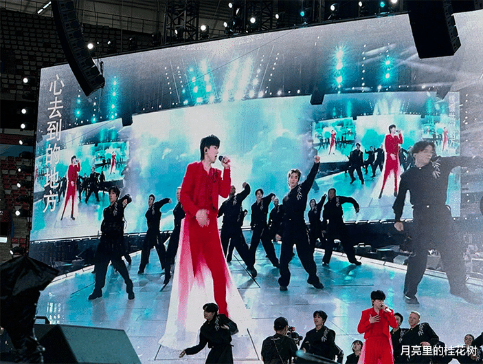 于正受谢娜邀请第一次听张杰的个人演唱会,张杰现场官宣世界巡演