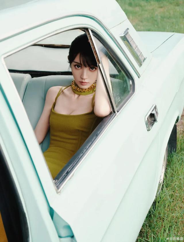 成熟冷艳的田曦薇像是从画里走出来的一样