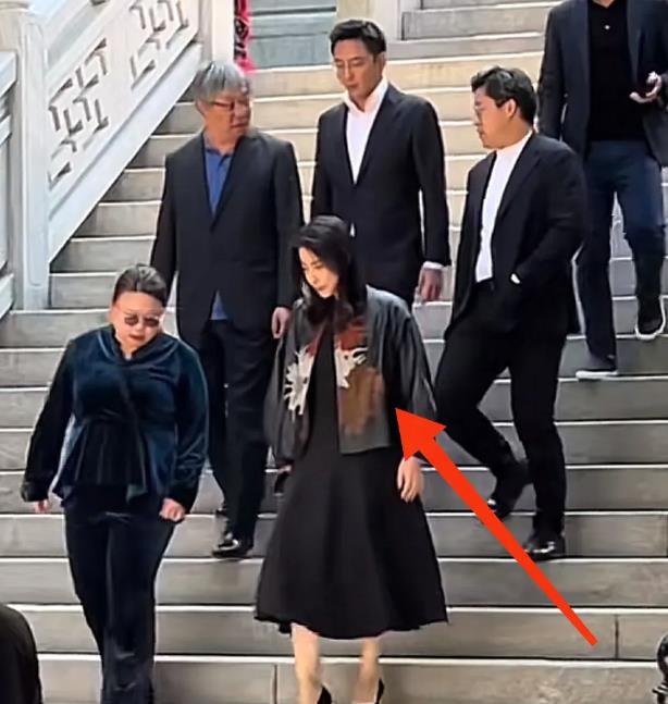 霍家现身南沙,郭晶晶走在霍震霆身后,霍启刚和霍启山让出C位