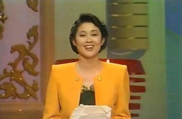 倪萍近照曝光，年近70脸部僵硬，嘟嘟唇尖下巴，整容整毁了？