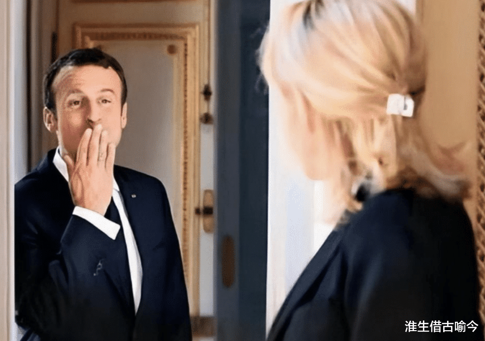 马克龙有多爱大24岁布丽吉特?在游艇上摸着她的脚踝,深情注视她