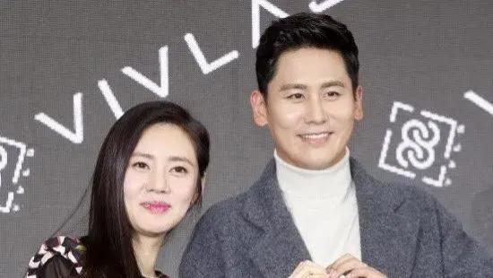 秋瓷炫喝醉酒被丈夫于晓光背上车，“南韩酒鬼”醉倒了！