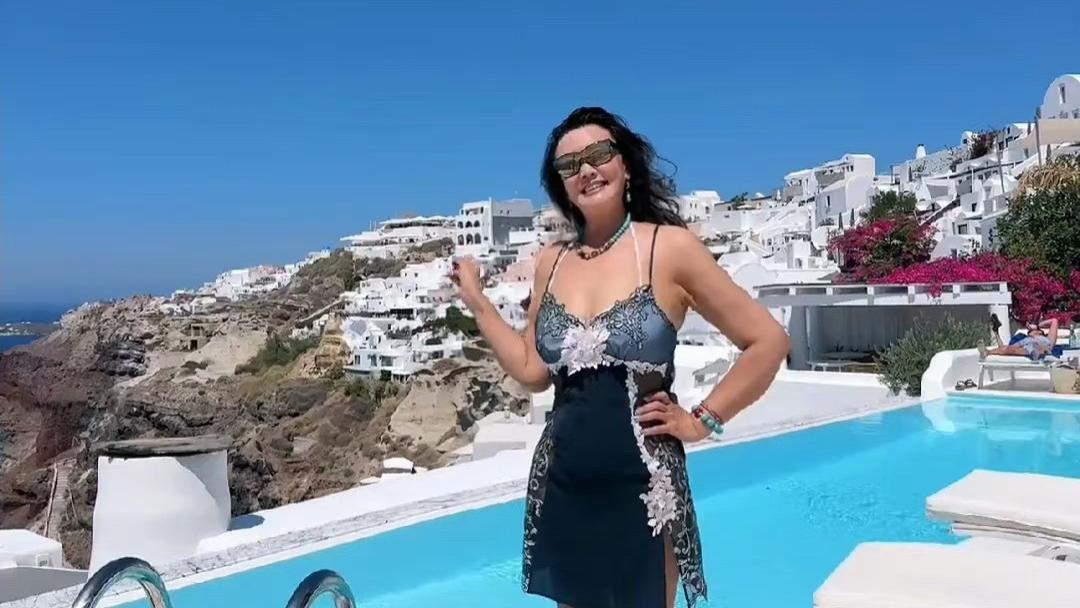 张兰希腊度假晒泳照，66岁超自信，戴墨镜摆拍秀身材