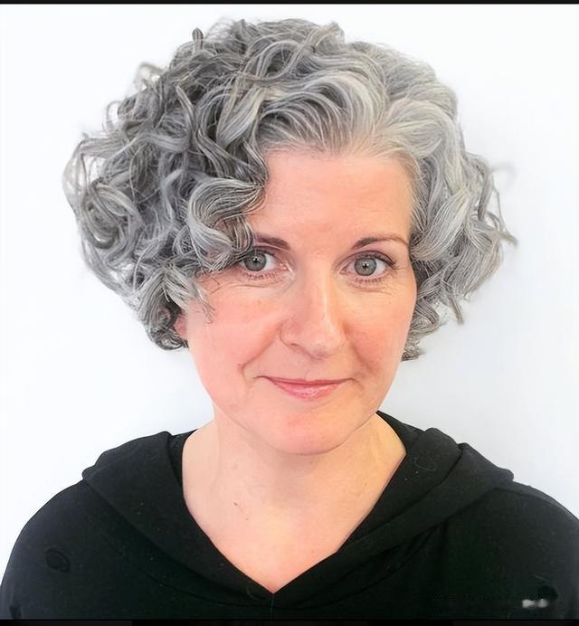 头发细软女士，发型这样整就对了，卷卷的短发很时尚