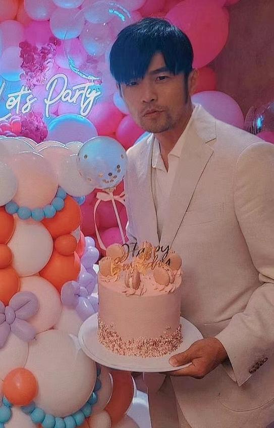 31岁昆凌晒庆生照撒糖,周杰伦穿西装出席,甜喊老婆“生日女孩”
